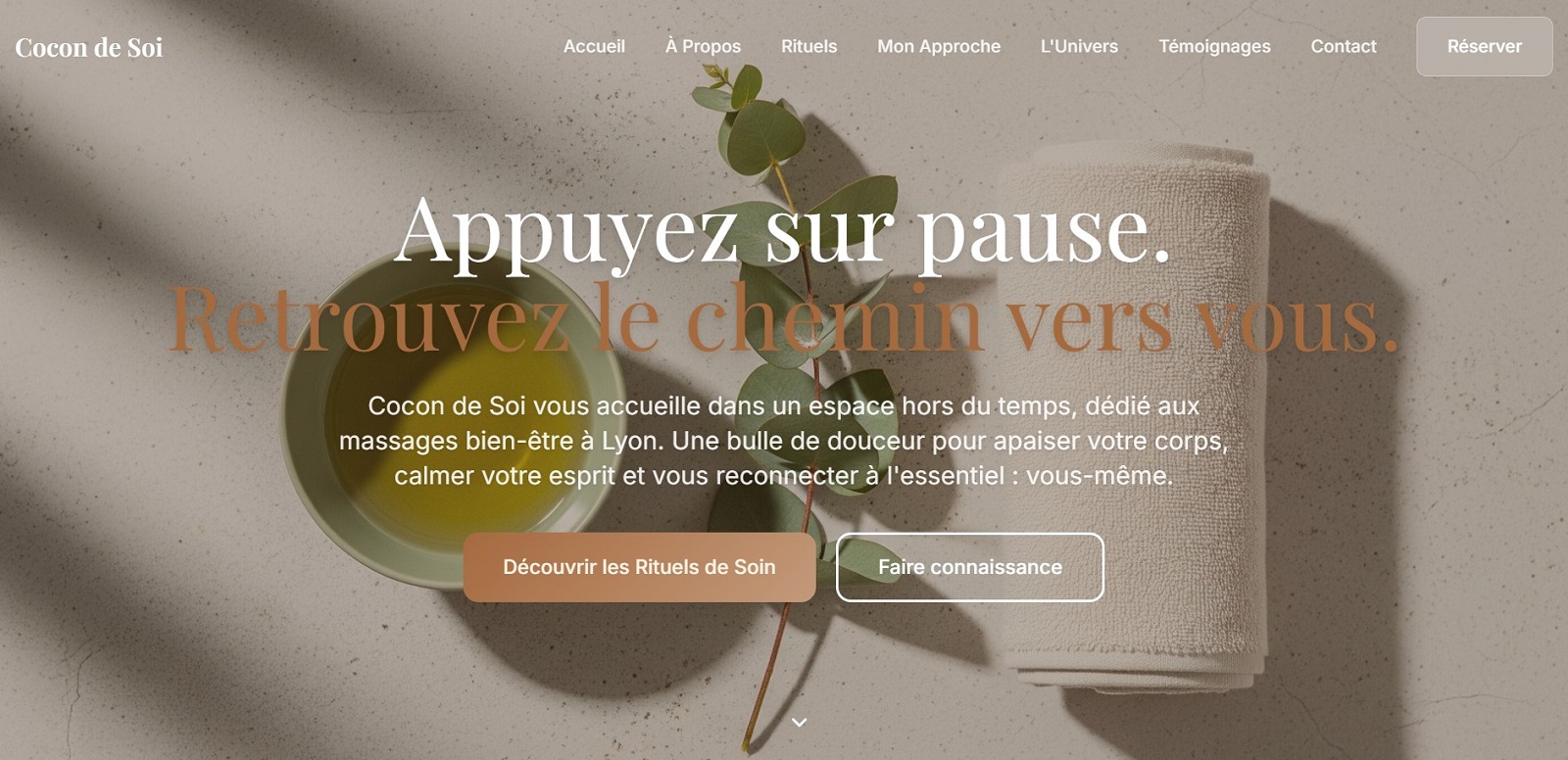 Mockup du site web Cocon de Soi sur un ordinateur portable